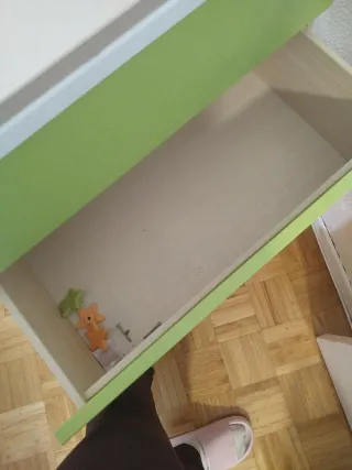 Mueble de madera con bañera y 2 cajones.