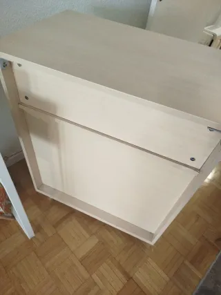 Mueble de madera con bañera y 2 cajones.
