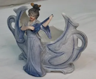 Precioso centro o jarrón de biscuit