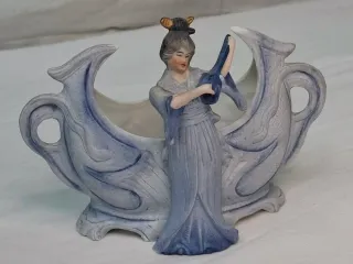 Precioso centro o jarrón de biscuit