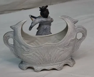 Precioso centro o jarrón de biscuit