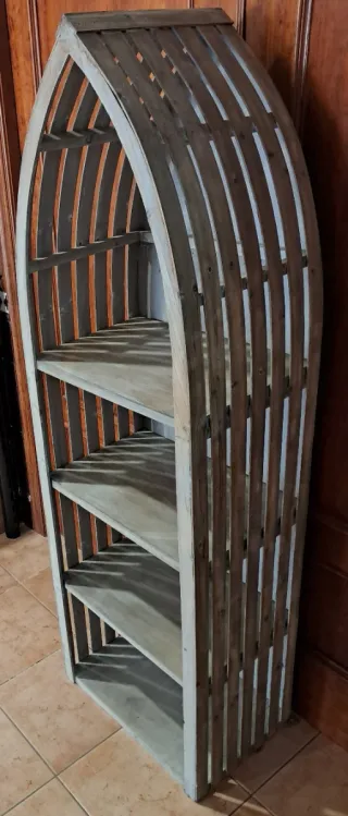 Estantería de madera forma barca, con 4 estantes.