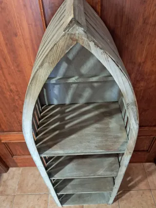 Estantería de madera forma barca, con 4 estantes.