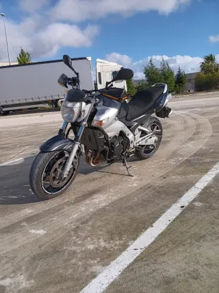 Moto Naked Negra y Plateada