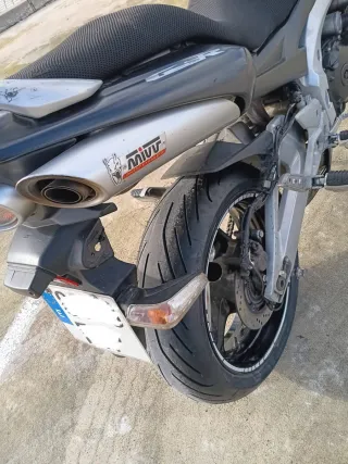 Moto Naked Negra y Plateada