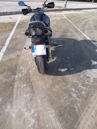 Moto Naked Negra y Plateada