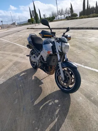 Moto Naked Negra y Plateada