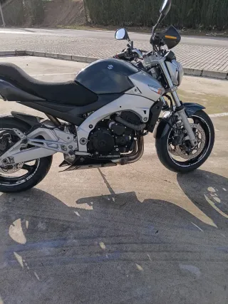 Moto Naked Negra y Plateada