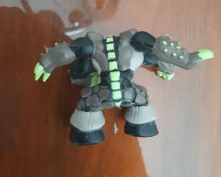 Figura acción monstruo verde y dragón ubisof