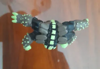 Figura acción monstruo verde y dragón ubisof