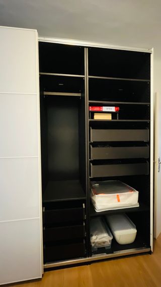 Armario grande blanco y negro