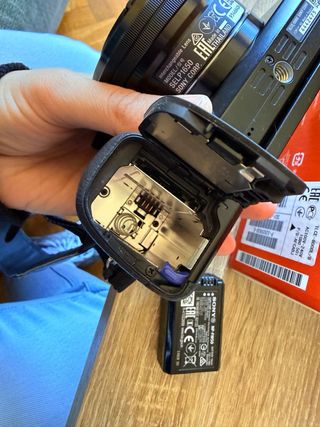 Cámara Sony Alpha 6000 + objetivo kit + 2 fundas