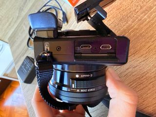 Cámara Sony Alpha 6000 + objetivo kit + 2 fundas