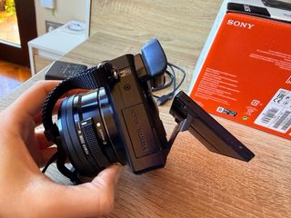 Cámara Sony Alpha 6000 + objetivo kit + 2 fundas
