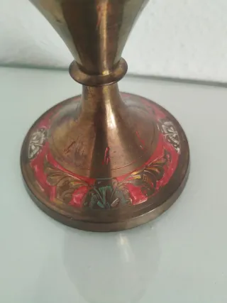 Jarrón de metal dorado y rojo