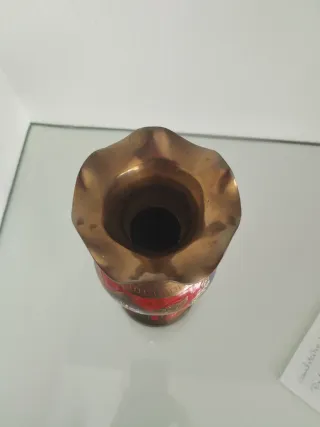 Jarrón de metal dorado y rojo