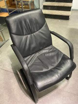 Silla de oficina negra de piel