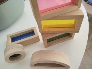 Bloques de madera con cristales de colores