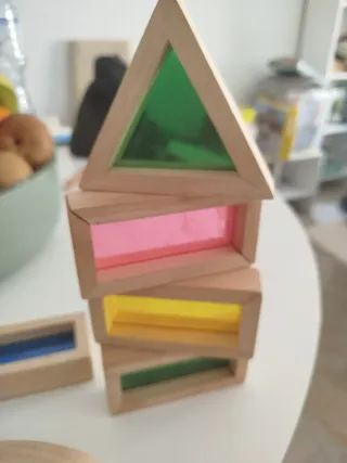 Bloques de madera con cristales de colores