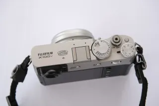 Cámara Fujifilm X100V Negra/Plateada
