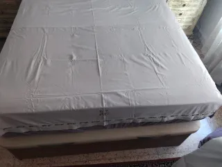 Sábana antigua bordada con iniciales