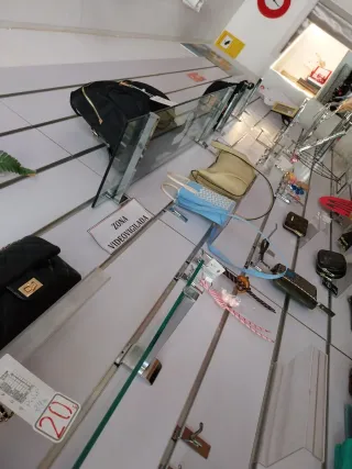 Expositores y ganchos para tienda