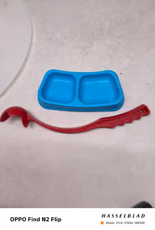 Comedero perro pequeño o gatos + bastón tira pelot