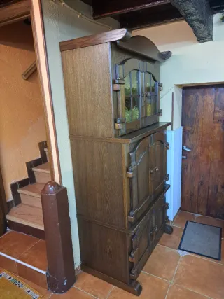 Alacena de madera con puertas de cristal