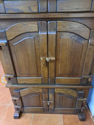 Alacena de madera con puertas de cristal