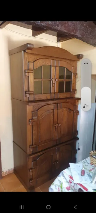 Alacena de madera maciza con puertas de cristal