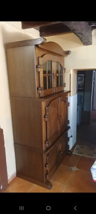 Alacena de madera maciza con puertas de cristal