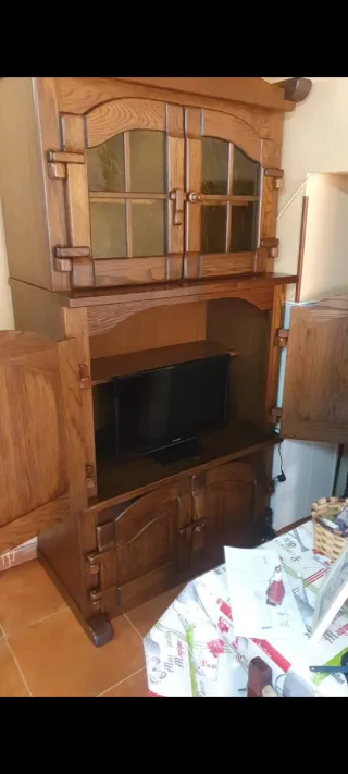 Alacena de madera maciza con puertas de cristal