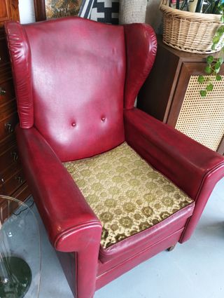 Sillón orejero antiguo de piel rojo o Winbak chair