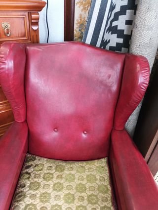 Sillón orejero antiguo de piel rojo o Winbak chair