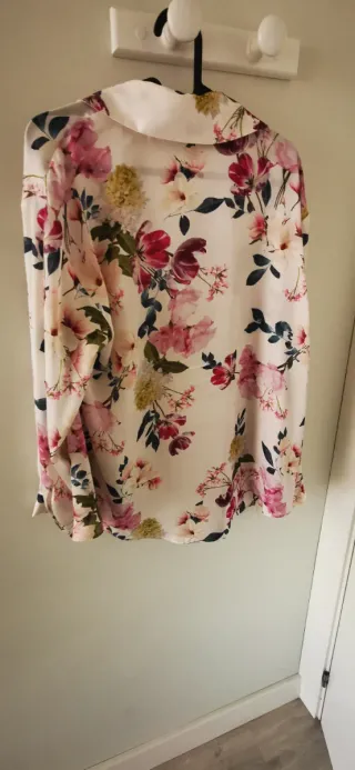Blusa floral azul y blusa rosa floral