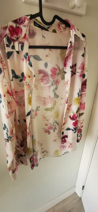 Blusa floral azul y blusa rosa floral