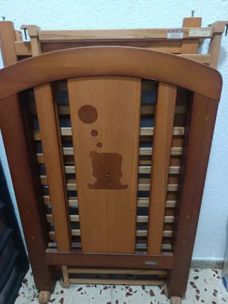 Cuna de madera con diseño infantil