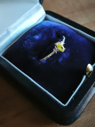 Anillo oro y diamantes.