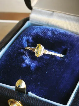 Anillo oro y diamantes.