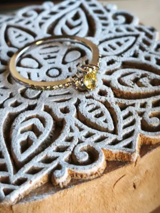 Anillo oro y diamantes.