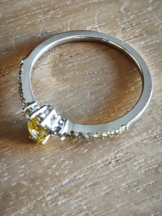 Anillo oro y diamantes.