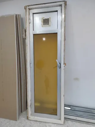 Puerta de aluminio con cristal