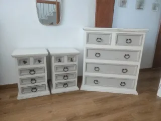 Muebles de dormitorio: 2 mesitas y cómoda