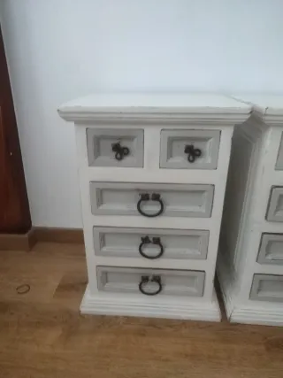 Muebles de dormitorio: 2 mesitas y cómoda