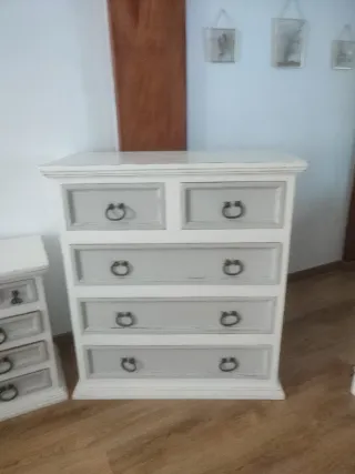 Muebles de dormitorio: 2 mesitas y cómoda