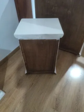 Muebles de dormitorio: 2 mesitas y cómoda