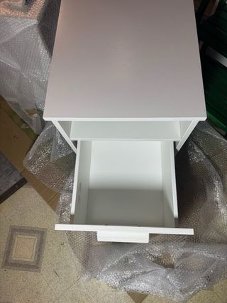 Mesa de noche blanca con cajón