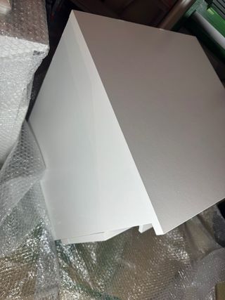 Mesa de noche blanca con cajón