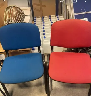 Sillas de oficina azul y roja