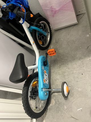Bicicleta infantil con ruedines
